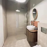 Strome Zbocze Na Turystycznej Apartment