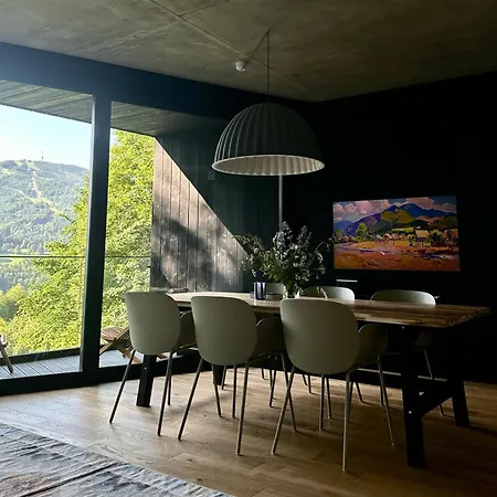 Strome Zbocze Na Turystycznej Apartment