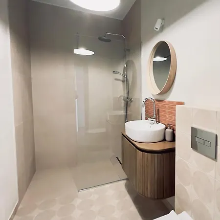 Strome Zbocze Na Turystycznej Apartment