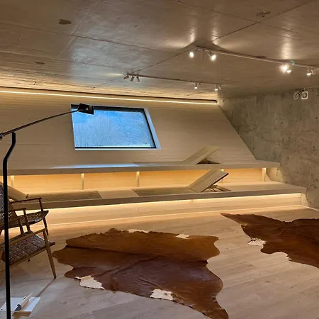 Strome Zbocze Na Turystycznej *